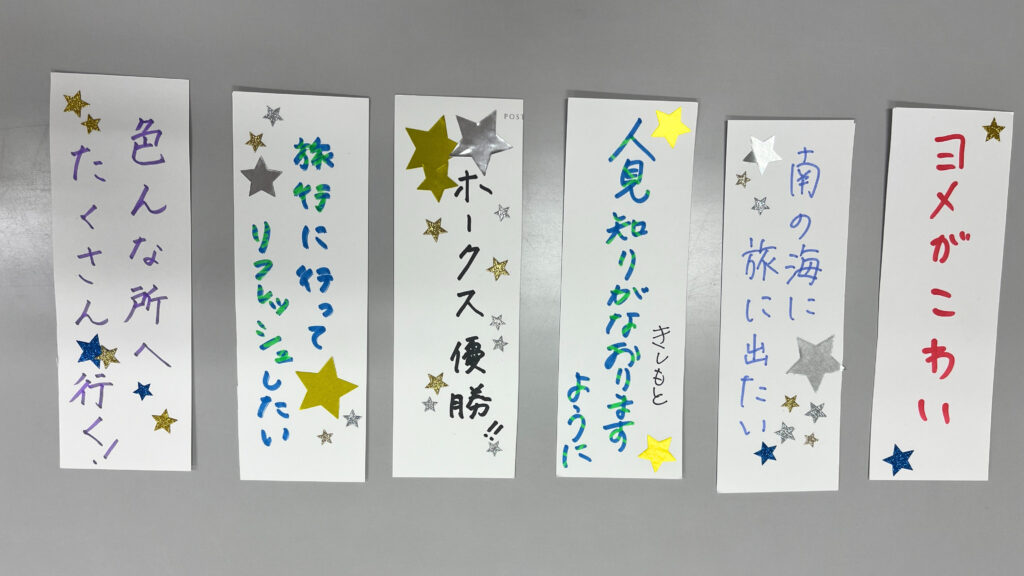 七夕の短冊を書く