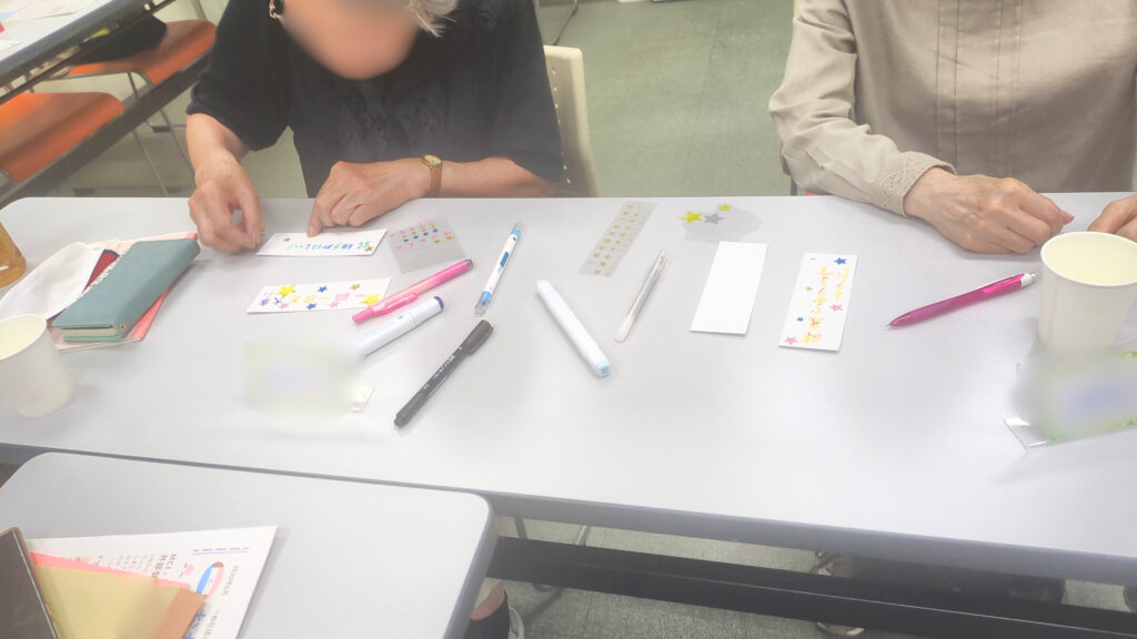 七夕の短冊を書く
