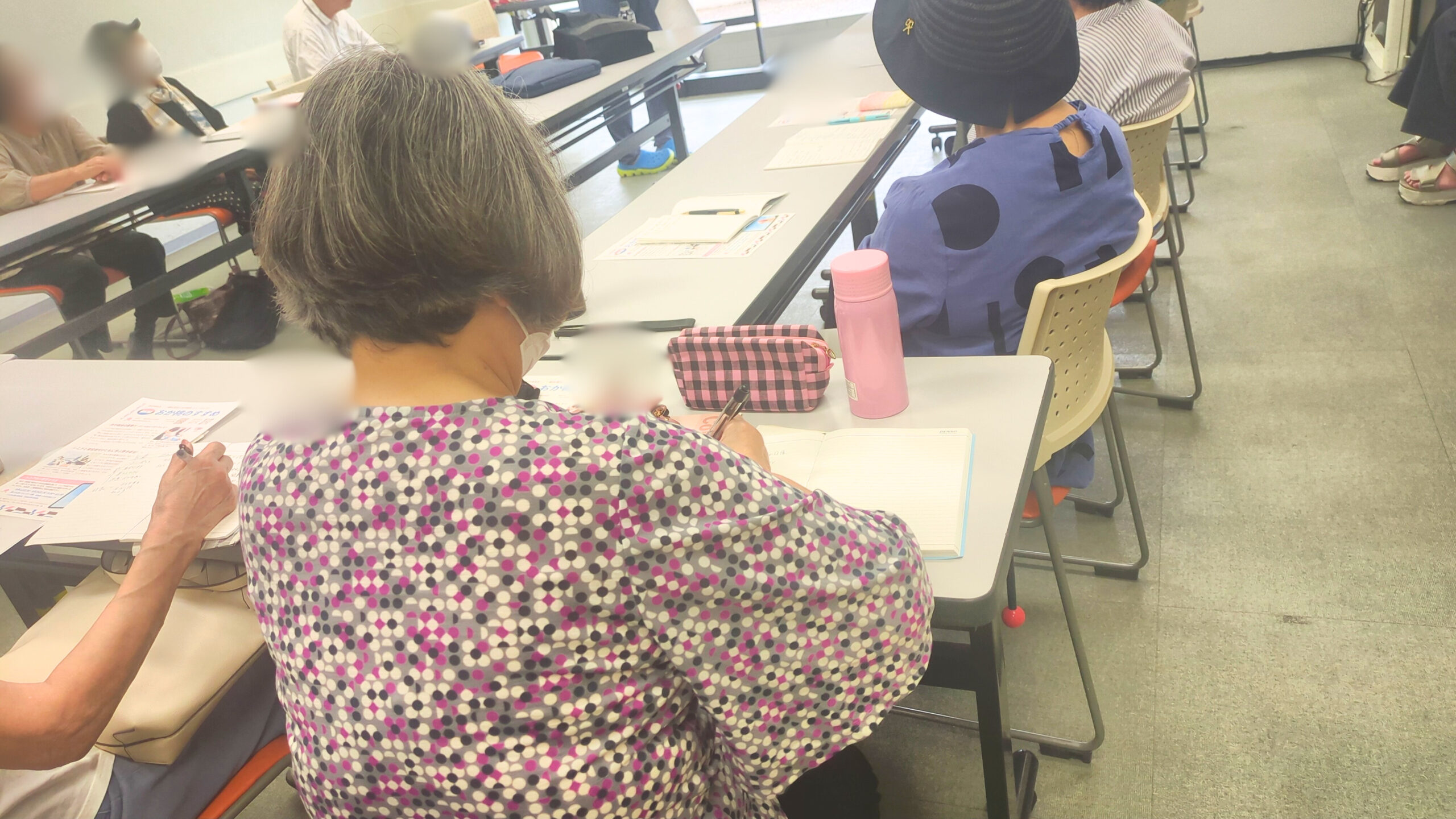 ノートをとる様子