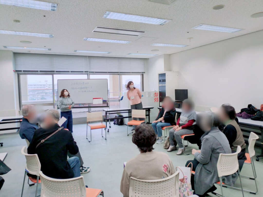 輪になってお話