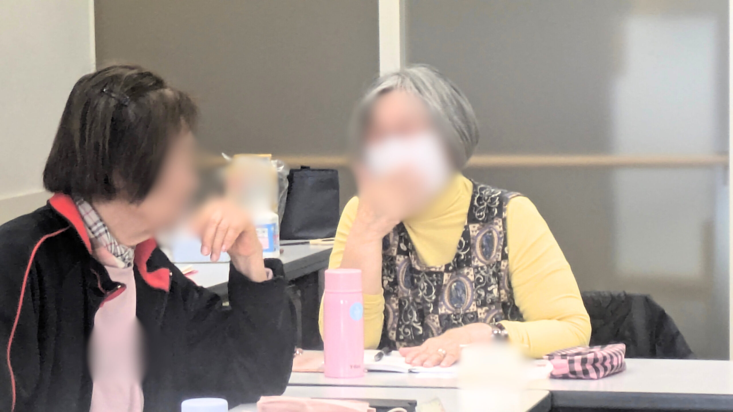 若い頃のエピソードを語る